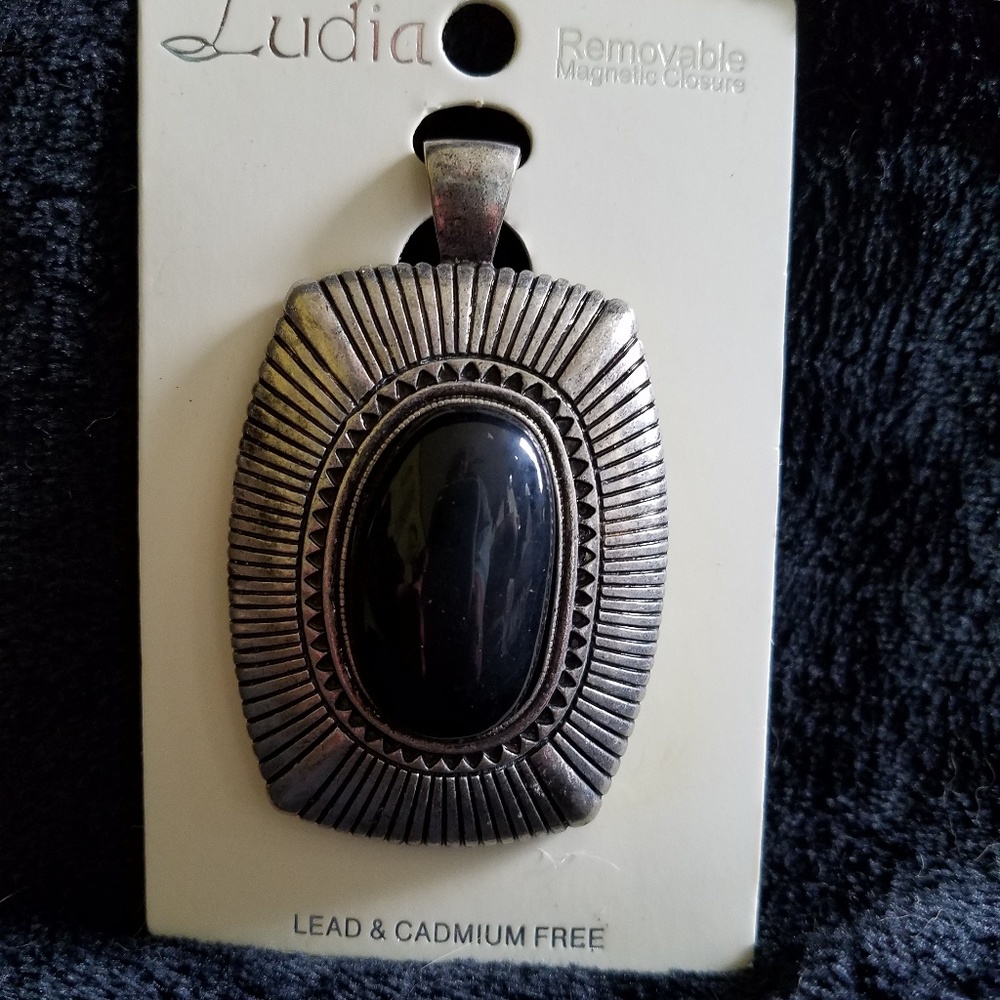 Black and Silver Magnetic Brooch - Picture 4 of 6